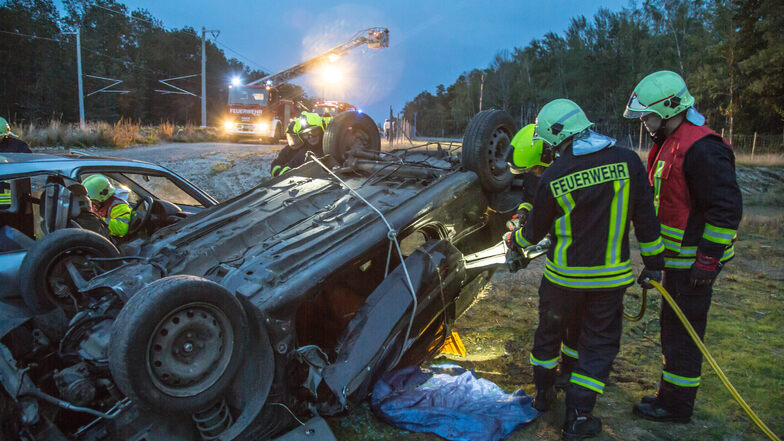 Zu Unfällen werden die Nieskyer Feuerwehren doppelt so oft gerufen wie zu Bränden. Deshalb muss auch die Menschenrettung bei Verkehrsunfällen geprobt werden. Wie hier bei zwei von der Brücke der B 115 abgestürzten Pkws.