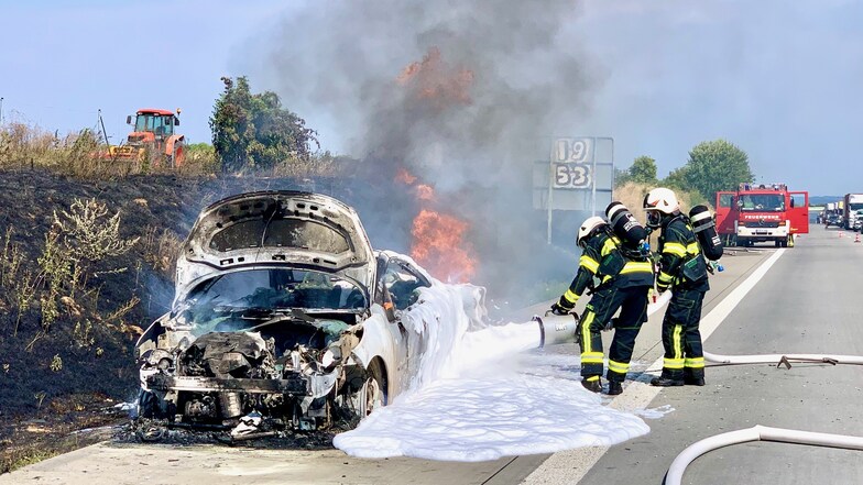Das Cabrio war nicht mehr zu retten. Der Fahrer schaffte es noch aus dem Auto, bevor es komplett in Flammen aufging.