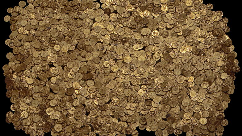 Der Goldschatz von Trier ist mit mehr als 2.500 Stücken der weltgrößte Fund von Goldmünzen aus der römischen Kaiserzeit. Reinheitsgrad fast 100 Prozent. Goldwert: gut 860.000 Euro.