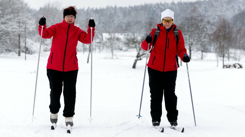Corinna Hoyer (l.) und Roswitha Mehlhorn  beide aus Sebnitz  beim Skifahren nahe Rugiswalde. Die Schneedecke ist auf 30 cm angewachsen.