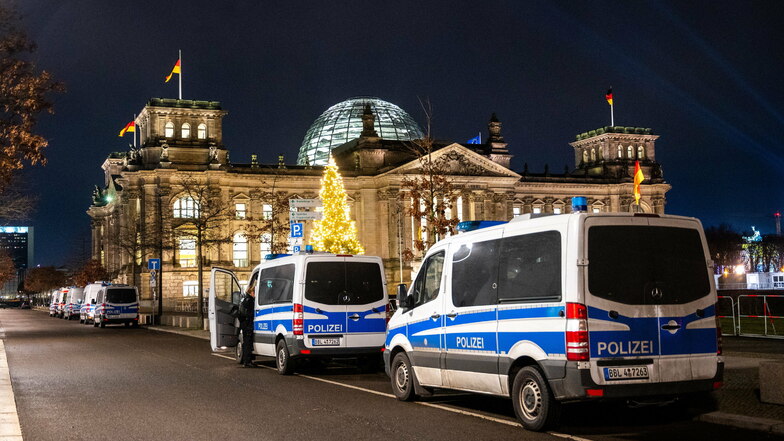Berlin: Vor dem Reichstagsgebäude stehen Polizeiautos. Das Regierungsviertel war komplett abgesperrt.