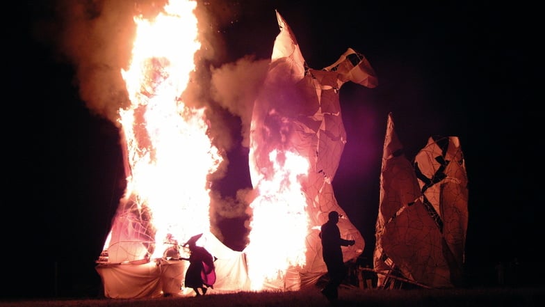 Zum feurigen Finale muss nicht immer ein Holzlabyrinth in Flammen aufgehen. Das hat das Künstlerpaar Muriel Cornejo und César Olhagaray bereits zum Herbst- und Weinfest 2003 bewiesen.