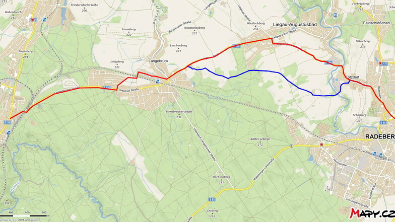 Die Karte zeigt den provisorischen Radweg in Blau von Langebrück nach Radeberg. Der rot eingezeichnete Radweg wird die neue Verbindung von Dresden nach Radeberg.
