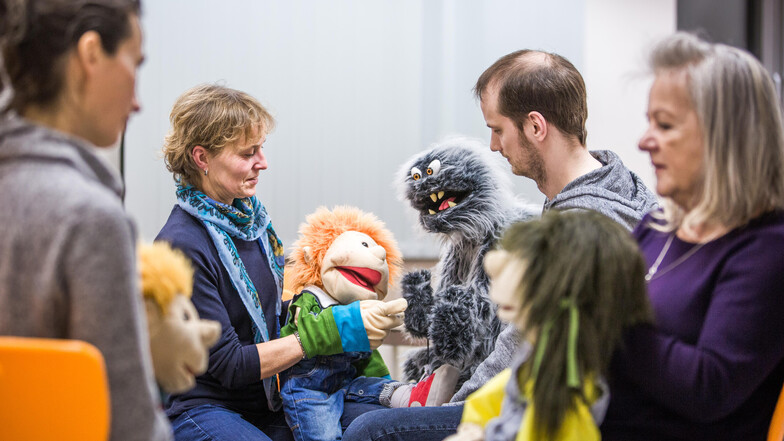 Die Welt durch die Augen der Puppe sehen: Petra Stelzer (M.) gibt ihr Können an den Puppenspielnachwuchs weiter.