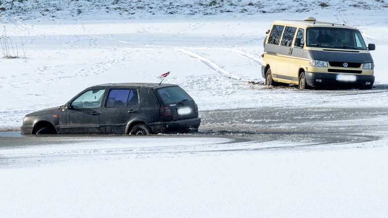 Ein Pkw und ein Transporter standen bis zur Stoßstange in der Serkowitzer Elbaue im Wasser, nachdem die Eisdecke dem Gewicht der Fahrzeuge nicht standhalten konnte.