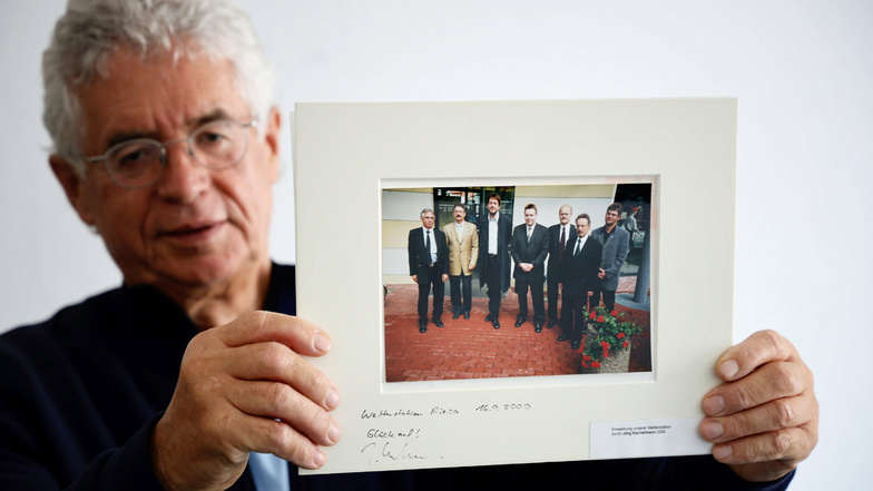 Genau 20 Jahre ist das Foto alt, das der Riesaer Kurt Hähnichen hält: Es zeigt ihn als damaligen Geschäftsführer des Autohauses Gute Fahrt (in hellem Anzug) mit Jörg Kachelmann und Riesas damaligem Bürgermeister Wolfram Köhler (rechts daneben).