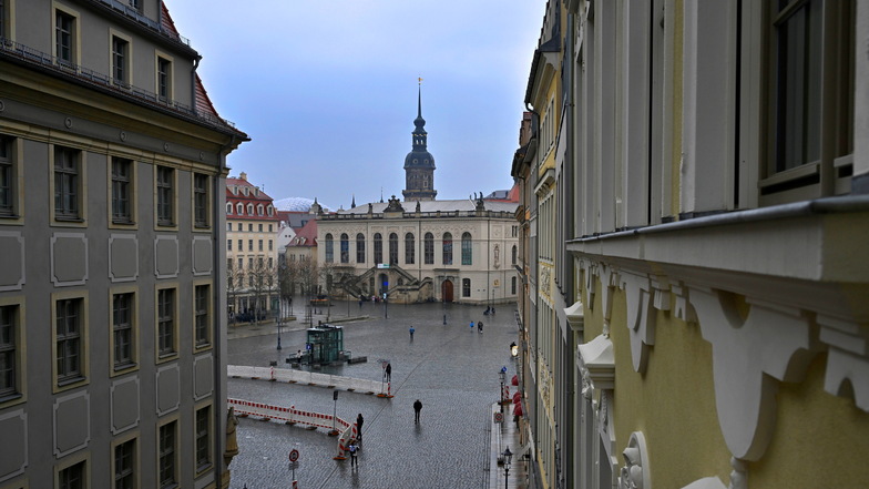 Blick vom Balkon einer Musterwohnung auf der Landhausstraße hinter einer historischen Fassade zum Johanneum.