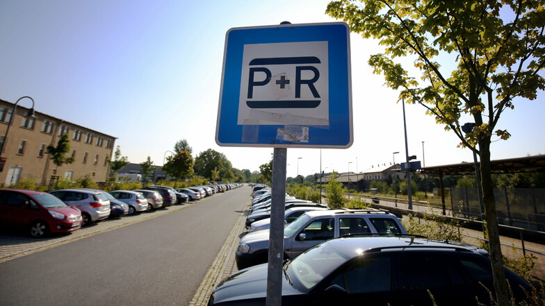 Die Stellflächen auf dem P+R-Parkplatz am Bahnhof Radeberg sind mit Sensoren ausgestattet. Sie melden, ob der Platz frei oder belegt ist.