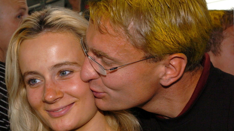 Nach dem Aufstieg 2004 feierte Heidrich mit gefärbten Haaren und der damals schwangeren Frau Arlette.