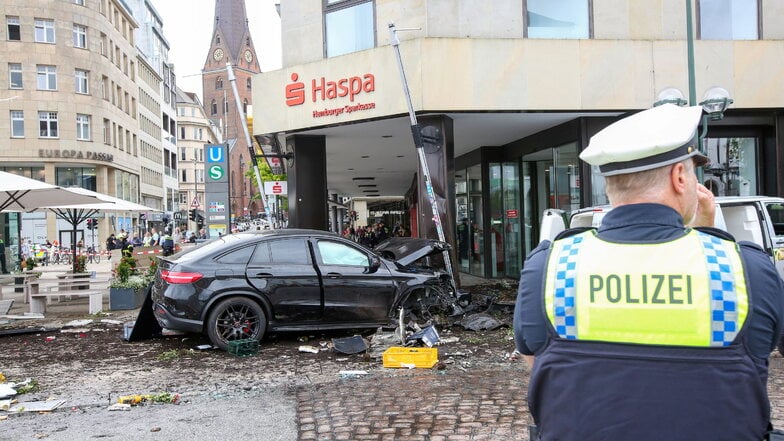 Am Jungfernstieg in der Hamburger Innenstadt ist ein Auto in eine Menschengruppe vor einer Bankfiliale gefahren.
