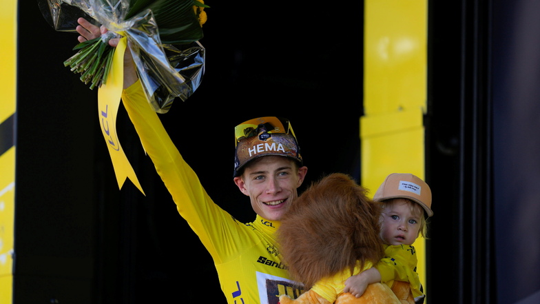 Jonas Vingegaard aus Dänemark jubelt mit Tochter Frida über das Gelbe Trikot des Tour-de-France-Siegers.