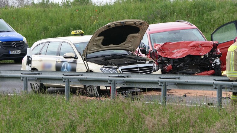 Der Fahrer eines roten VW ist bei einem Unfall auf der B6 in Bennewitz gestorben.