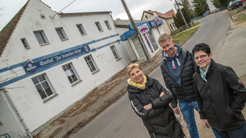 Ortschaftsratvorsitzende Eike Ladewig (links) sowie Daniel Görlitzer und Irene Richter vom Vorstand des Heimatvereins freuen sich, dass die „Deutsche Eiche“ als Veranstaltungsort rechter Konzerte ausgedient hat.