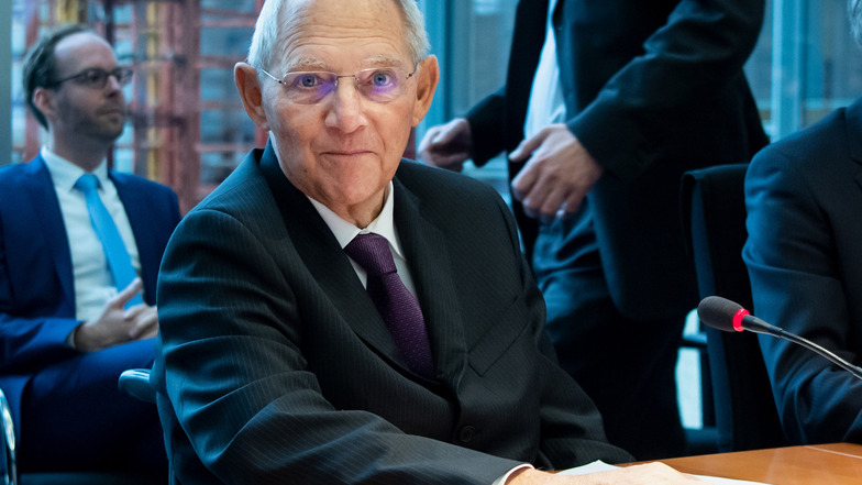 Bundestagspräsident Wolfgang Schäuble (CDU) ist dafür, die Sommerferien zu kürzen. So könne versäumter Unterrichtsstoff nachgeholt werden.