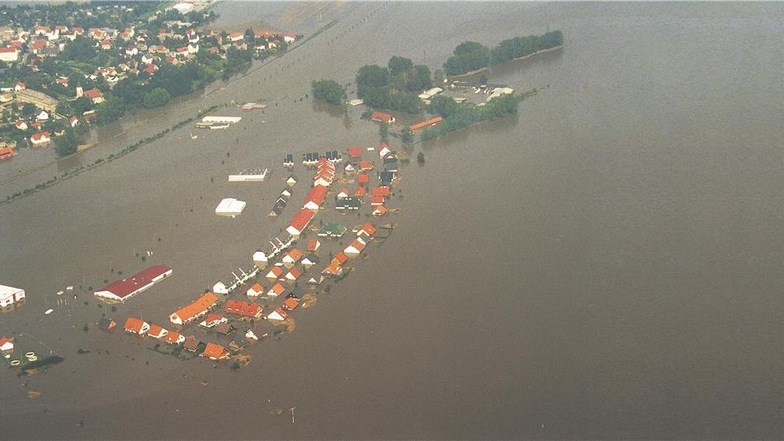 Bis zu zweieinhalb Meter stieg das Wasser in der Neubausiedlung Röderau-Süd bei der Flut 2002. Betroffen war auch das Haus des Ehepaars Nagel (kleines Bild oben). Insgesamt 340 Bewohner mussten evakuiert werden und durften nach dem Hochwasser auch nur noc