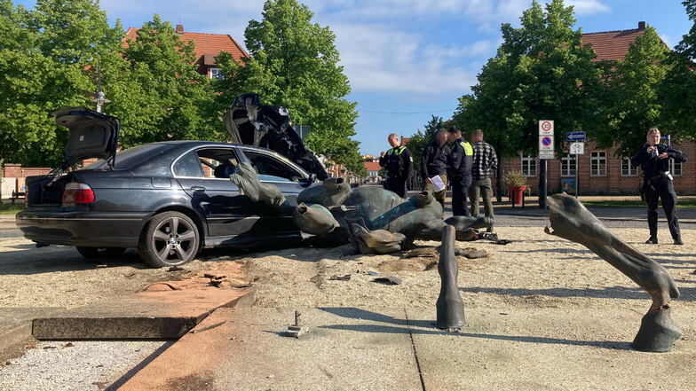 Auto reißt Bronze-Reiterdenkmal in Ludwigslust um
