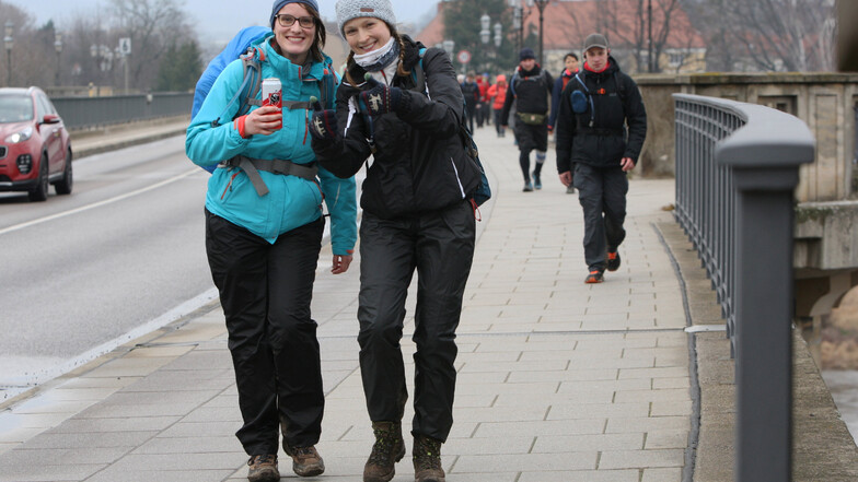 Gute Laune trotz Schmuddelwetter. Die Teilnehmer hatten in Pirna schon über 20 Kilometer in den Beinen.