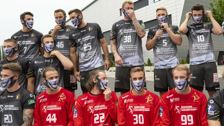 Mit Tiger-Maske fürs Mannschaftsfoto: Die Handballer des HC Elbflorenz mit der lustigen Idee zur neuen Situation. Am Freitag testen sie auch im Spiel.