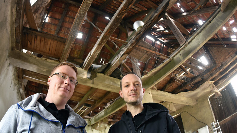 Bert Salomo (rechts) und Henry Stuff gehören zu denen, die ein altes Umgebindehaus in Mittelherwigsdorf zu einem Treff ausbauen wollen.