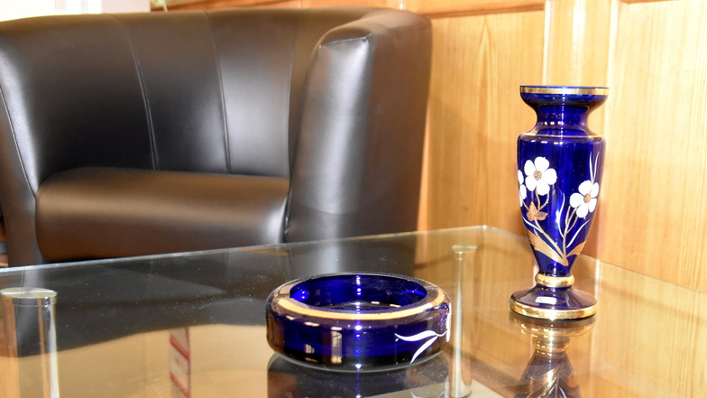 Vase und Aschenbecher aus böhmischem Kristall: ein Geschenk der tschechischen Partnerstadt Neratovice. Das Rauchen hat Gerhard Lemm jedoch schon lange aufgegeben.