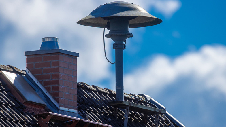 Eine Alarmsirene steht auf einem Hausdach. In diesem Jahr wird sie am bundesweiten Warntag stumm bleiben - der fällt aus.