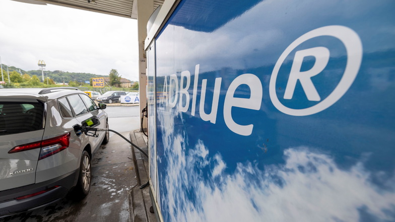 Nachtanken von AdBlue: Der Harnstoff wird für die Abgasreinigung von Diesel-Fahrzeugen benötigt, bei Pkws wie bei Bussen oder Lkws.