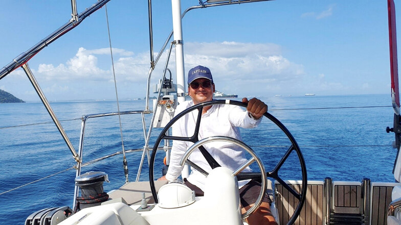 Das Bild zeigt Jörg Domann, nachdem er Anfang 2021
mit seinem Boot den Panamakanal durchfahren und den Pazifik
erreicht hatte.