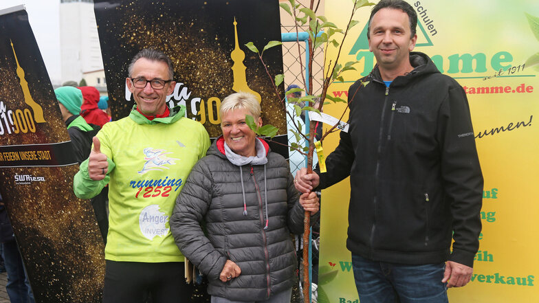 Uwe (links) und Marion Anger konnten sich mit Riesas OB Müller schon vor dem Start über den ersten neuen Baum freuen. Den sponserte die Baumschule Tamme aus Meißen.