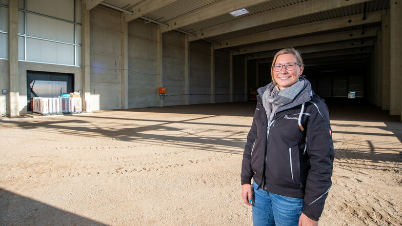 Julia Köcher, Bauleiterin in der Firma Goldbeck, ist zufrieden mit dem Bauverlauf der 2.200 Quadratmeter großen Halle der Firma XXL in Kesselsdorf. Anfang nächsten Jahres werden die Bauarbeiten abgeschlossen sein.