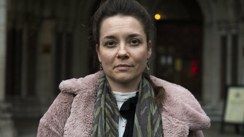 Paula Parfitt, die Mutter der fünfjährigen Pippa Knight, steht vor dem Royal Courts of Justice nach einer öffentlichen Anhörung im Streit um die lebenserhaltende Behandlung für ihre Tochter.
