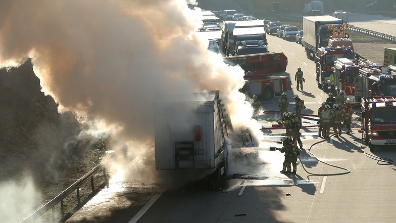 Der Trucker erlitt bei der Aktion eine schwere Rauchvergiftung und musste ebenfalls ins Krankenhaus.