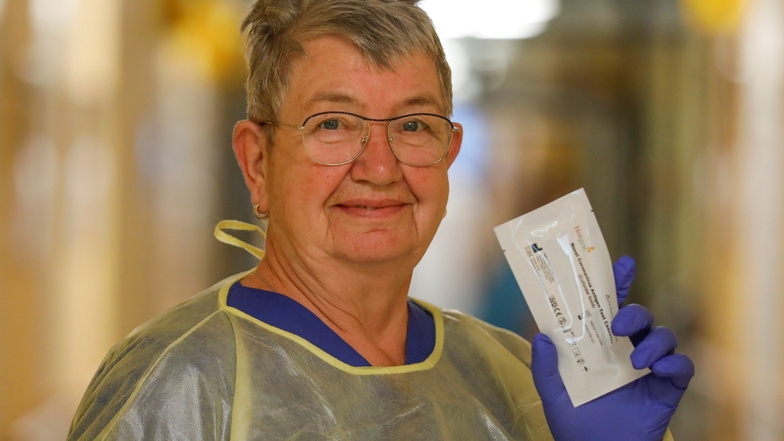 Nur fürs Foto ohne FFP2-Maske: Schwester Reingard Stephan ist in der Corona-Pandemie aus dem Ruhestand ins Zittauer Krankenhaus zurückgekehrt - und bis jetzt geblieben - mit 67.