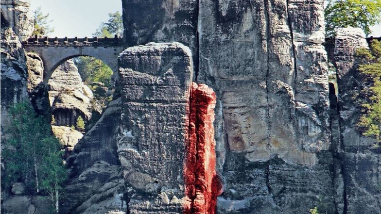 Eine acht Meter hohe Felssäule neigt sich (rot markiert). Die darauf liegenden Felsblöcke könnten herunterrutschen.