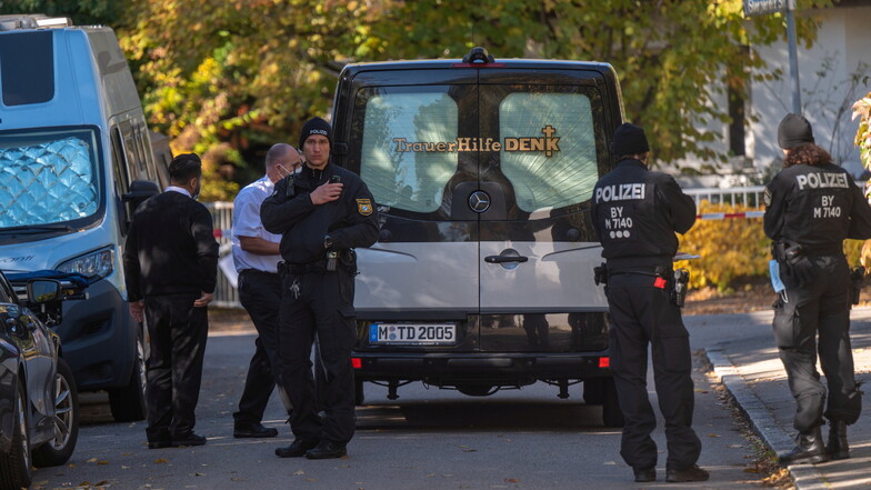 Polizisten stehen vor dem Tatort im Münchner Stadtbezirk Bogenhausen. Hier war am Sonntag ein 14-jähriges Mädchen tot im Haus ihrer Eltern aufgefunden worden.