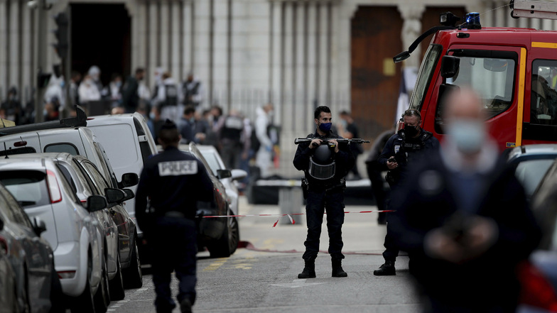 Zwei Wochen nach der Enthauptung eines Lehrers bei Paris ist es in Frankreich zu einem weiteren Terroranschlag gekommen. Bei einer Messerattacke in Nizza wurden am Donnerstag drei Menschen getötet
