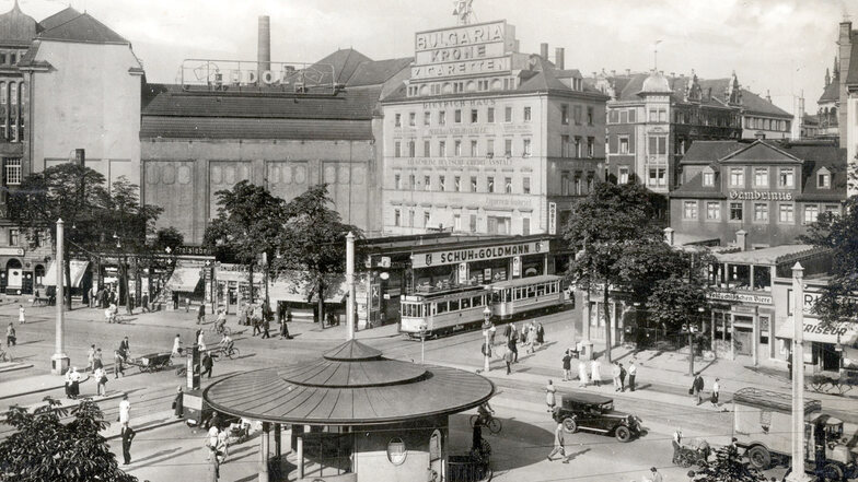 Die Aufnahme um 1935 zeigt vorne das Wartehäuschen, auch Käseglocke genannt. Hinten rechts die legendäre Gaststätte "Gambrinus". Foto: Sammlung Holger Naumann