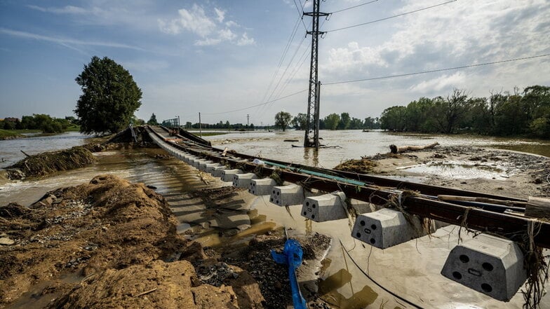 Der Grund unter einer Bahnschiene in Opava (Troppau) wurde bei den extremen Regenfällen weggespült.