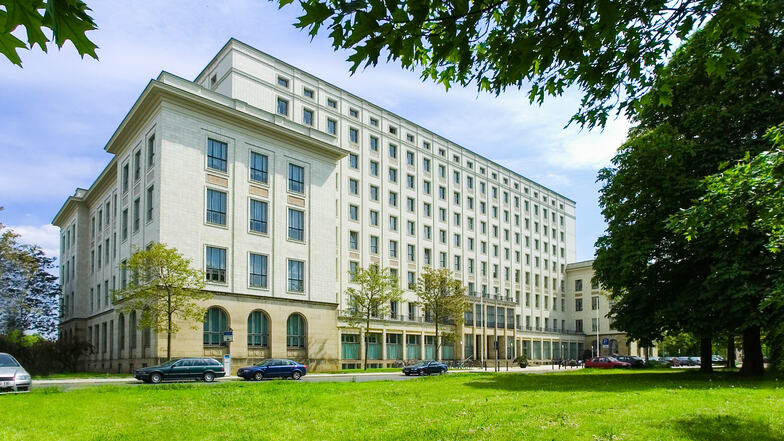 Moderne Lehre in modernem Umfeld: Das Zentralgebäude der HTW Dresden befindet sich am Friedrich-List-Platz.