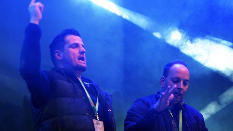 Das erzgebirgische DJ-Duo Stereoact mit Rick alias Rico Einenkel (38) aus Stollberg und Rixx alias Sebastian Seidel (33, rechts) aus Annaberg kennt man durch ihren Hit "Die immer lacht". In Bad Schandau waren sie der dritte Act auf der Bühne.