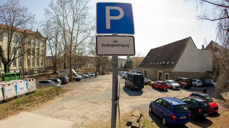 Unbefestigter Parkplatz an der Nicolaistraße: Das neue Zusatzschild ist sehr unglücklich angebracht, finden manche. Wer es ignoriert, muss zahlen.