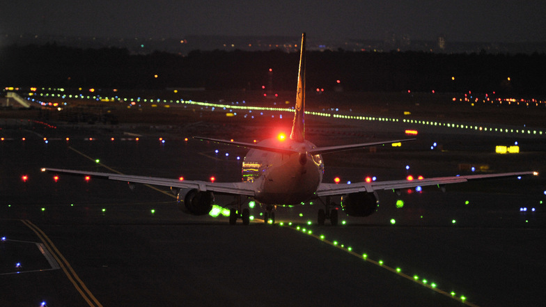 Zu einem Nachtflug startet eine Passagiermaschine der Lufthansa auf dem Flughafen von Frankfurt.