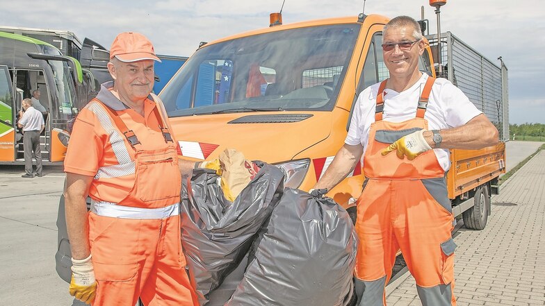 Täglich ziehen  Lothar Drechsler (l.) und Lothar Berszick von der Autobahnmeisterei in Goppeln los, um Müll einzusammeln.
