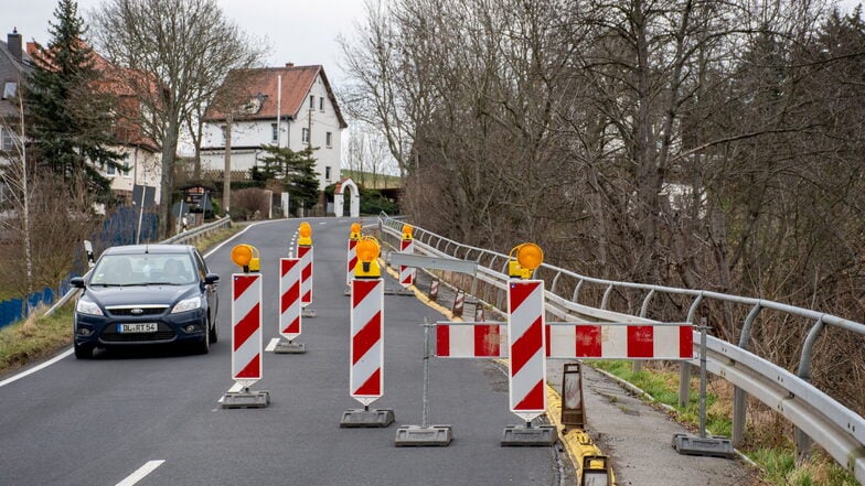 Auf der Döbelner Straße in Leisnig muss ein Stück Staatsstraße für den Fahrzeugverkehr gesperrt werden. An der darunterliegenden Stützmauer aus dem 19. Jahrhundert wurden Schäden entdeckt.