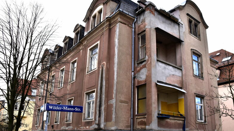 Ohne Frage ist das Gründerzeithaus in der Wilder-Mann-Straße sanierungsbedürftig. Einen Abriss wollen Stadt und viele Dresdner aber verhindern.
