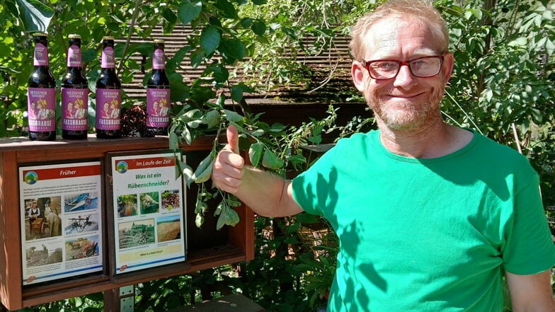 Tierparkchef Sven Näther präsentiert die Holunderbrause, welche am Sonntag beim Bauernmarkt in der Hebelei von der Schwerterbrauerei Meißen ausgeschenkt wird. Der Erlös kommt dem Elbetierpark Hebelei zugute.