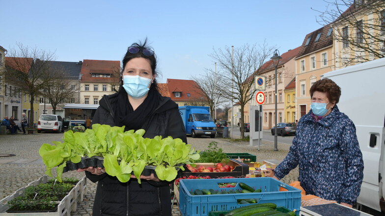 Bianca Senger von der Stadtinformation kann sich vorstellen, dass mit Gemüse-, Kräuter-, Blumen- und Erdbeerbepflanzung der Marktplatz ein neues Flair bekommt.