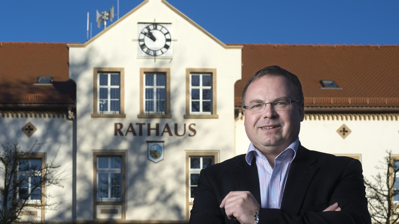 Neukirchs Bürgermeister Jens Zeiler, seit reichlich vier Jahren im Amt, setzt auf eine moderne Verwaltung. Jetzt will die Gemeinde einen wichtigen Schritt in Richtung Digitalisierung gehen.
