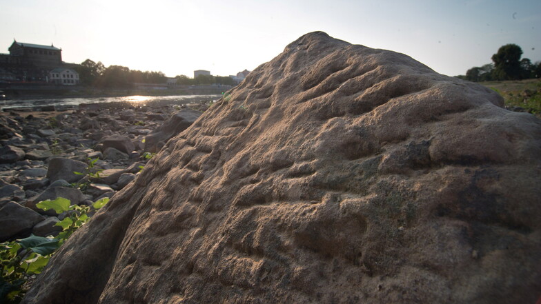 Dieser etwa 800 Jahre alte Sandstein wurde mit Schlägel und Eisen bearbeitet, was an den Kerben sichtbar ist.