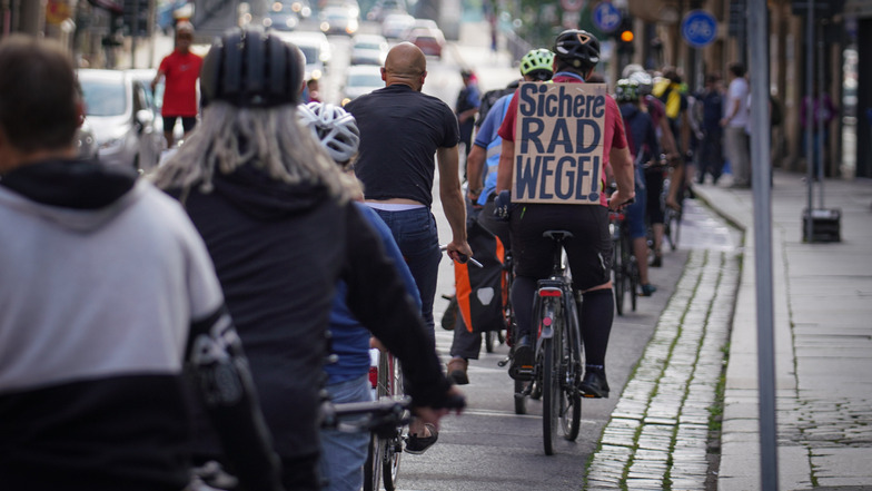 Mitte Juni demonstrierten gut 100 Radfahrer in der Hüblerstraße und forderten eine sichere Lösung für die Einbahnstraße, die sie in Richtung Schillerplatz durchfahren dürfen - allerdings nicht auf einem durchgängigen Radstreifen.