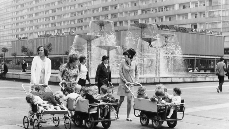 Krippengruppe 1986 unterwegs auf Dresdens berühmtester Einkaufsstraße.